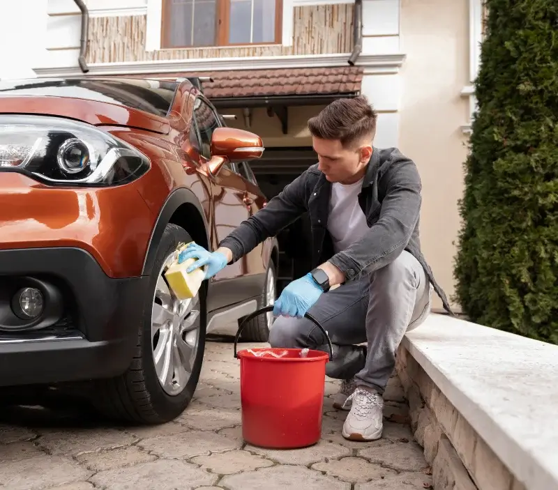 Lavage auto à domicile Val d'Orger : professionnel intervenant sur un véhicule